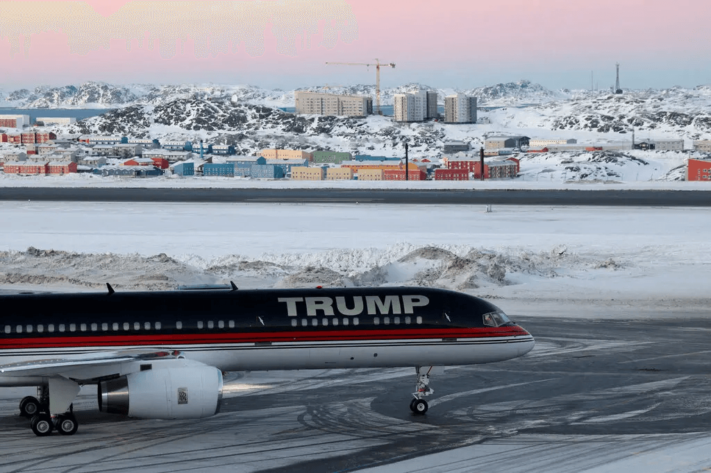 Фото: самолет Дональда Трампа-младшего в Гренландии во время его визита в январе 2025 / Reuters