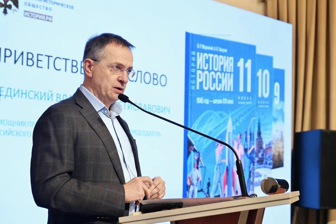 Учебник патриотической истерии. В ставшем обязательным учебнике оправдываются сговор с Гитлером, оккупация Балтии и нападение на Финляндию